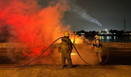 Bombeiros apagam incêndio em Carro incendiado em região dominada pelo tráfico em Guayaquil