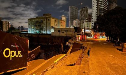 Prédio é evacuado após parte de rua desabar em Goiânia