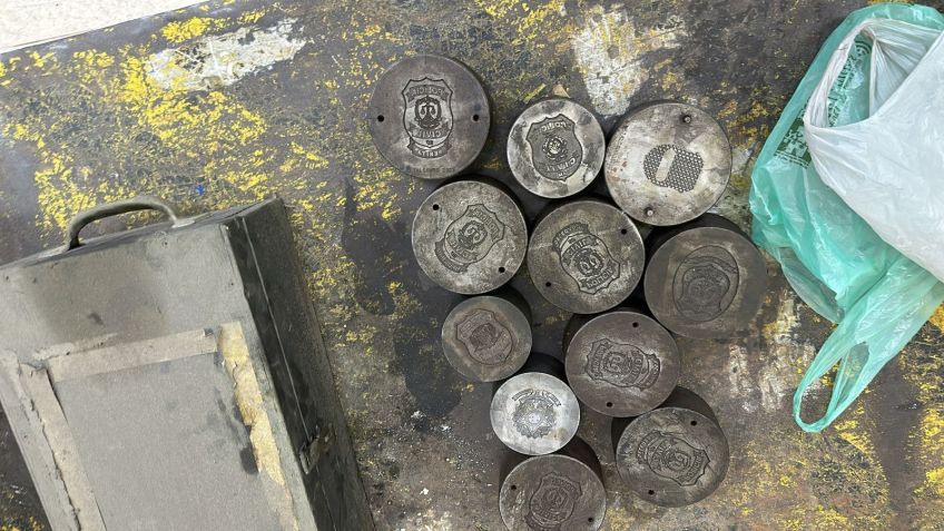 Moldes usados na fabricação clandestina de distintivos / Polícia Civil/Divulgação
