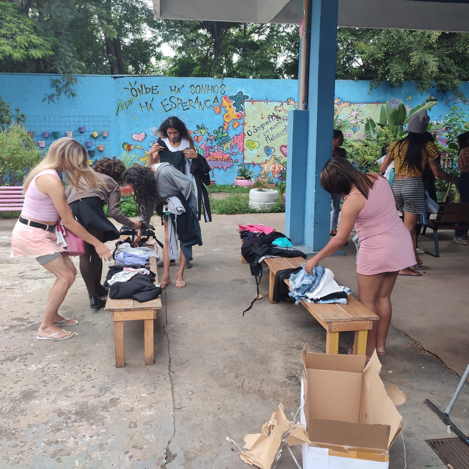 Roupas e material de trabalho de vítimas sendo doadas para casa de acolhimento para travestis e mulheres transexuais, em SP / Reprodução