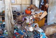 Casal de "acumuladores": operação para retirar lixo de imóvel entra no 3º dia