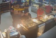 PM de SP agride homem com cotovelada; vítima estava doando roupas