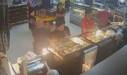 Vídeo: PM de SP agride homem com cotovelada; vítima estava doando roupas