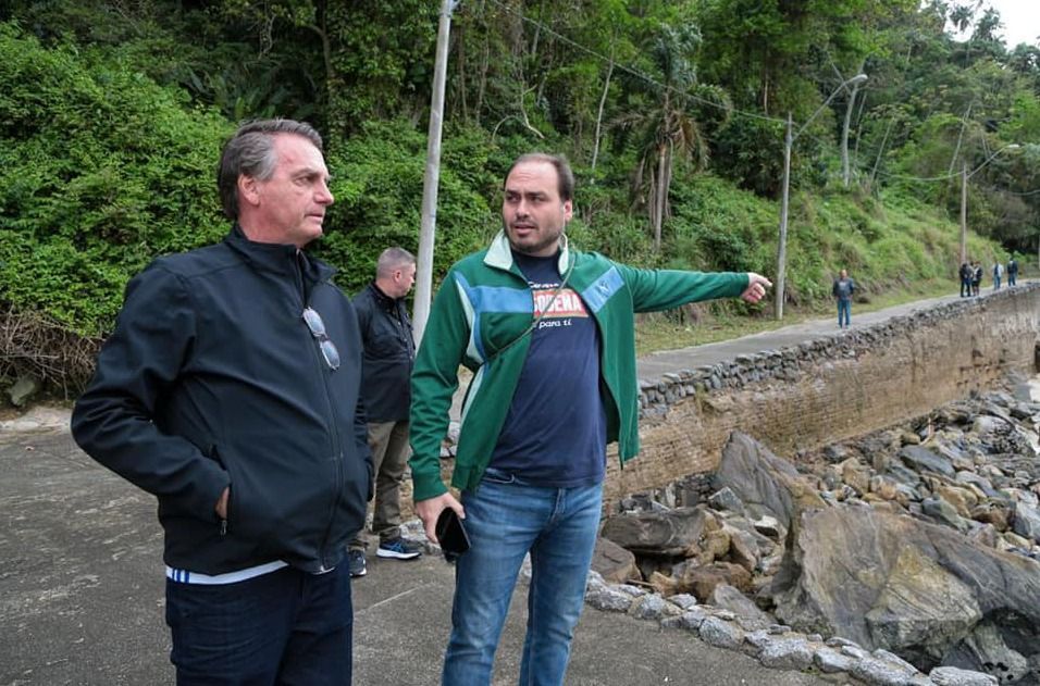 Carlos Bolsonaro e Jair Bolsonaro
