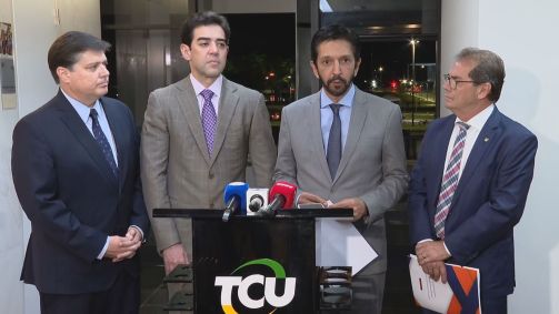 O presidente do TCU, Bruno Dantas (ao centro, à esquerda) e o prefeito de São Paulo, Ricardo Nunes (MDB), a seu lado, ao centro