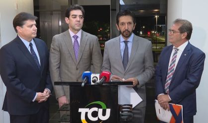 O presidente do TCU, Bruno Dantas (ao centro, à esquerda) e o prefeito de São Paulo, Ricardo Nunes (MDB), a seu lado, ao centro