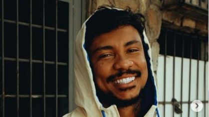 cantor xamã posa em uma foto sorrindo