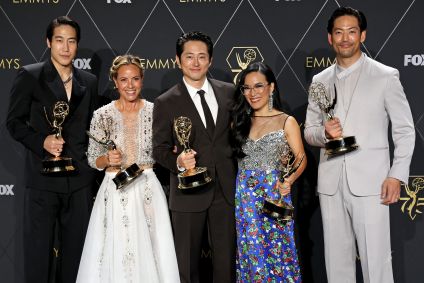 Young Mazino, Maria Bello, Steven Yeun, Ali Wong e Joseph Lee, vencedores da Outstanding Limited Or Anthology Series por &quot;Treta&quot;