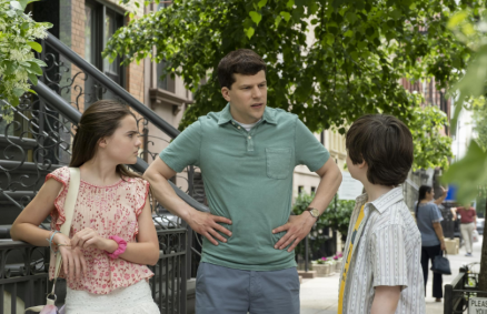 "A Nova Vida de Toby", estrelada por Jesse Eisenberg, está disponível no Star+.
