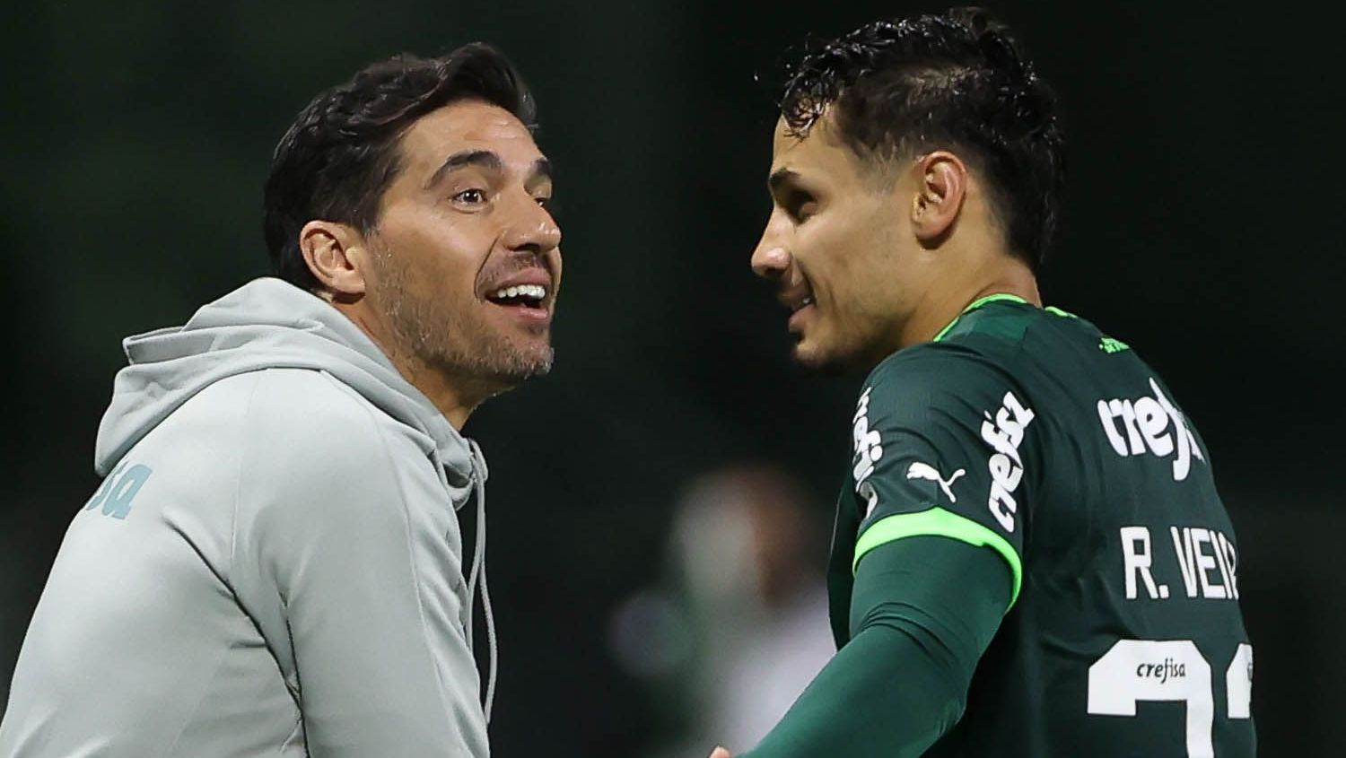 Abel Ferreira e Raphael Veiga comemoram vitória do Palmeiras sobre a Inter de Limeira