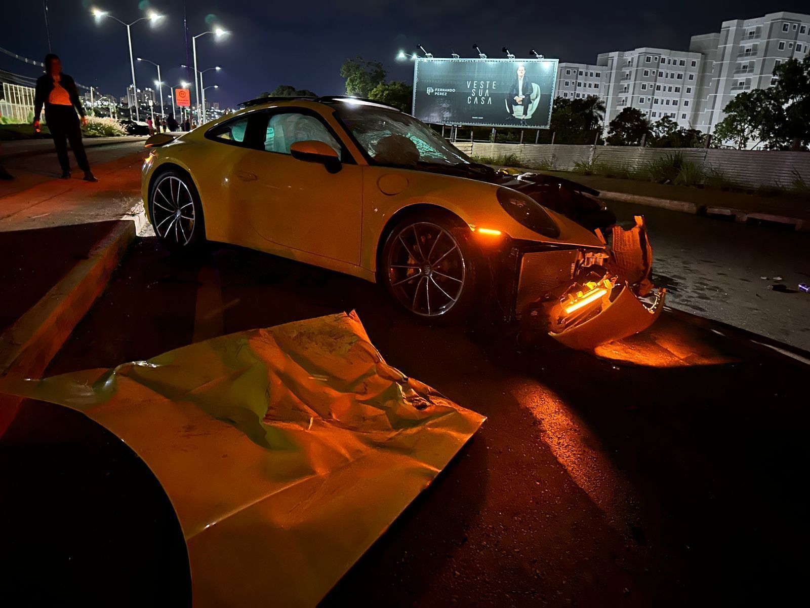 Porsche fica destruída após bater na traseira de um Fox em Cuiabá / Créditos: Serginho Lapada