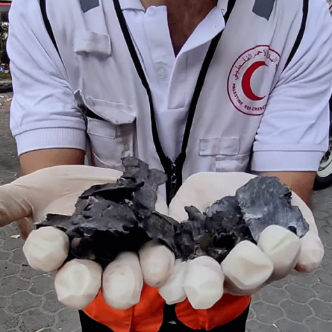 Saleem Aburas, um coordenador de ajuda humanitária do Crescente Vermelho, compartilhou imagens do exterior do hospital Al-Quds, em Gaza, mostrando fragmentos que ele disse serem de “mísseis do exército de ocupação” / Sociedade do Crescente Vermelho Palestino