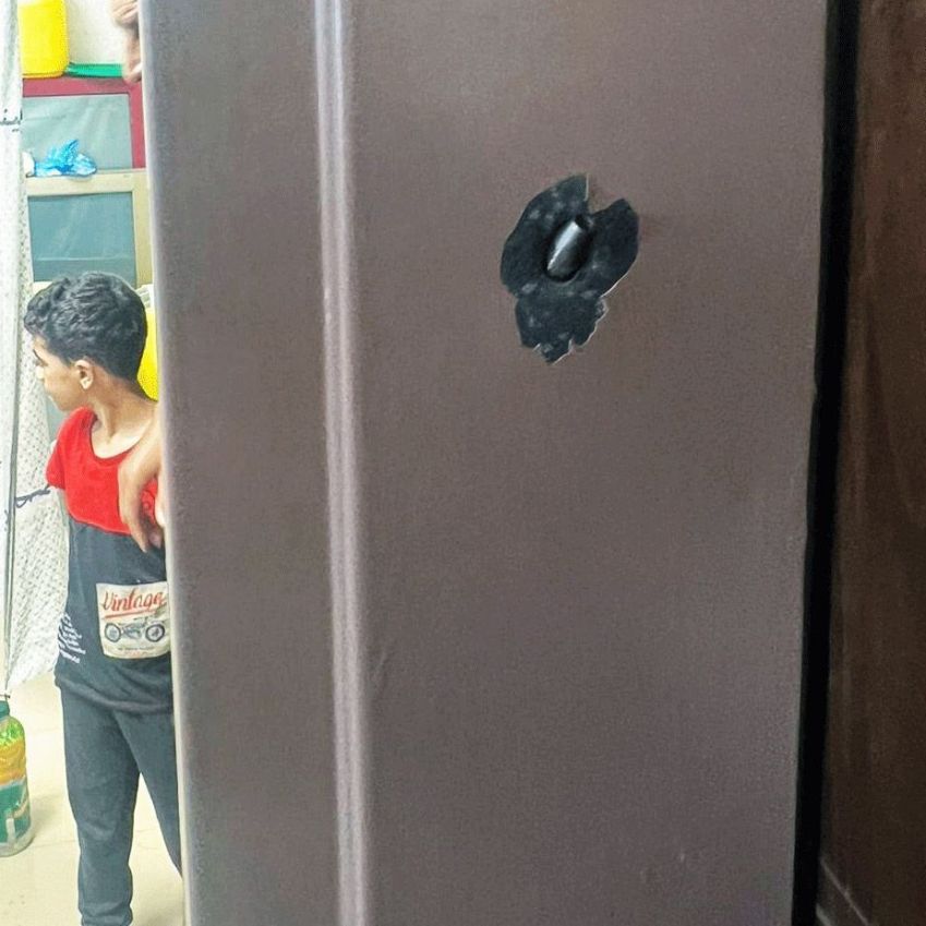 Morteiro não detonado embutido em uma parede interna do hospital Al-Quds, em Gaza / Sociedade do Crescente Vermelho Palestino