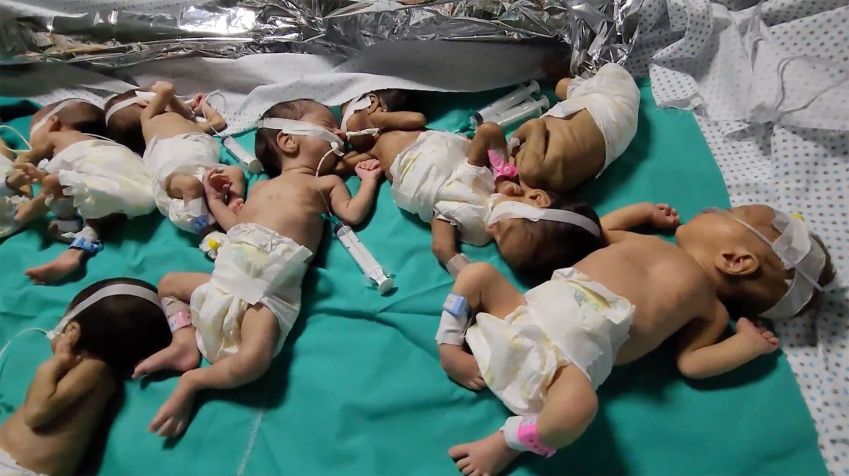 Bebês recém-nascidos retirados de incubadoras e colocados juntos em uma cama / Khader Al Za’anoun/CNN