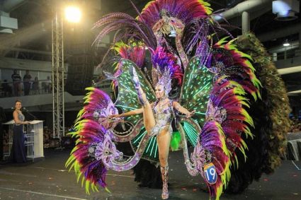Desde a infância, participava de concursos de dança e, aos 18 anos, ganhou o título de “Rainha das Rainhas” do Carnaval paraense.
