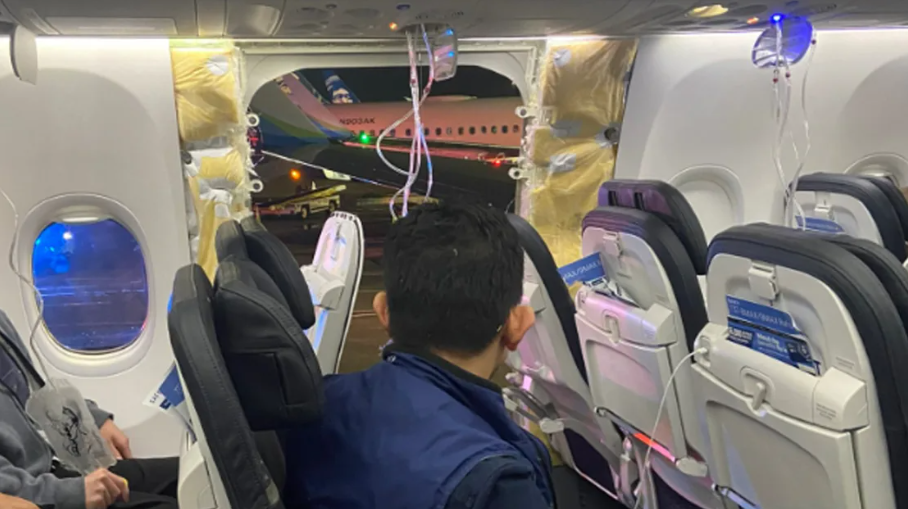 Avião faz pouso de emergência nos EUA após voar sem porta na decolagem ...