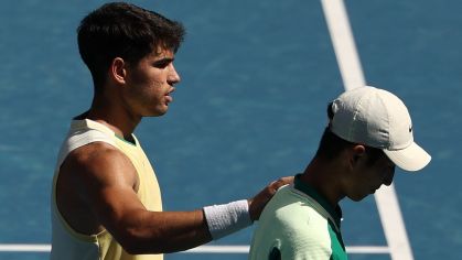 Alcaraz consola o colega Cheng, que deixou a quadra com dores