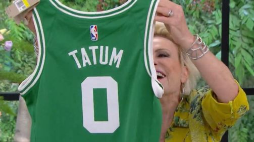 Ana Maria Braga com presente de Jayson Tatum