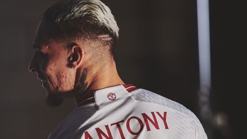 Antony com camisa do Manchester United