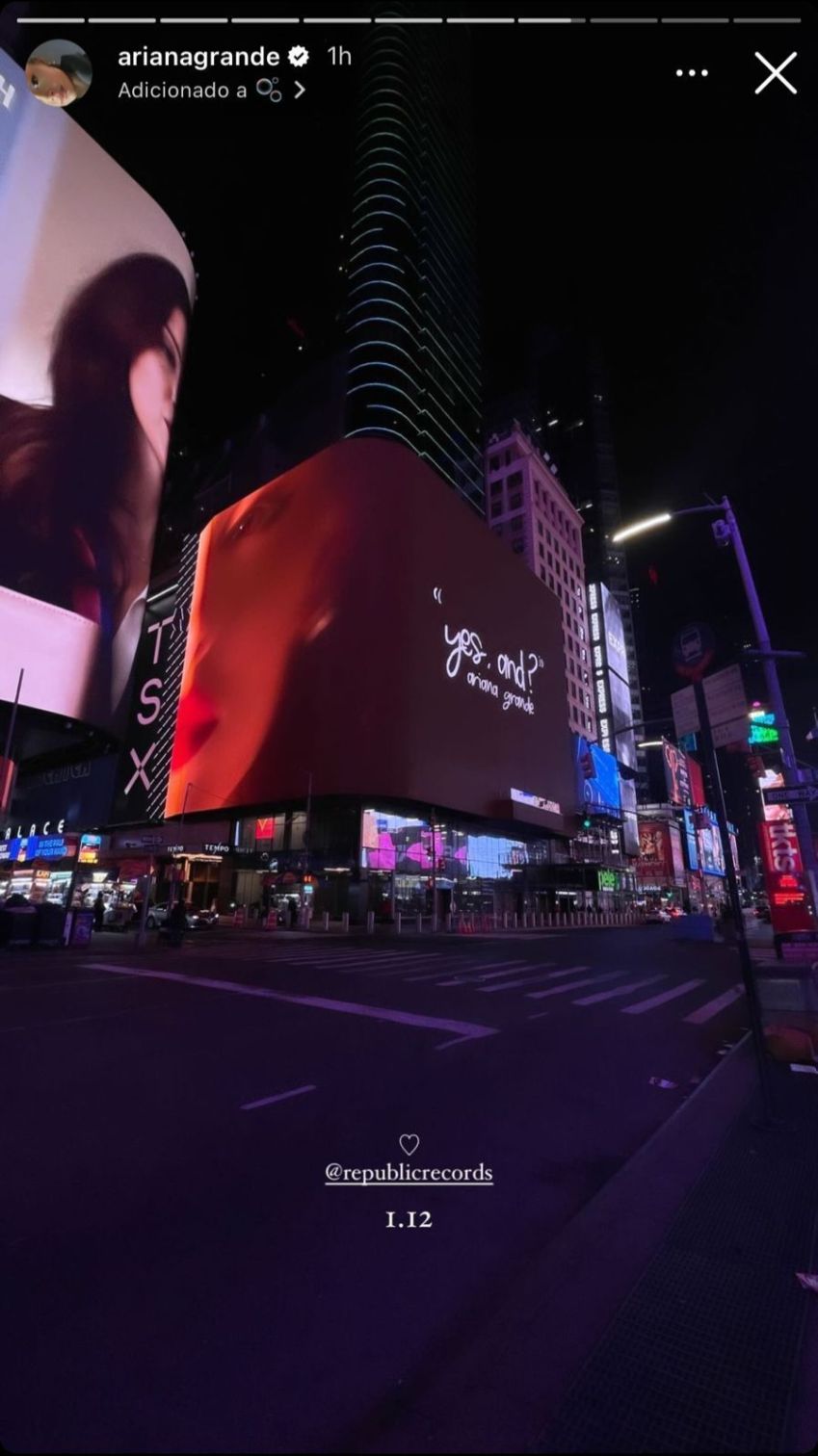 Divulgação do single "yes, and?" na Times Square, em Nova York / Reprodução/Instagram
