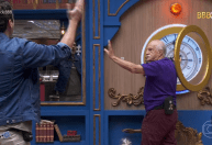 Ary Fontoura entra na casa do BBB24 e aperta botão de desistência; veja