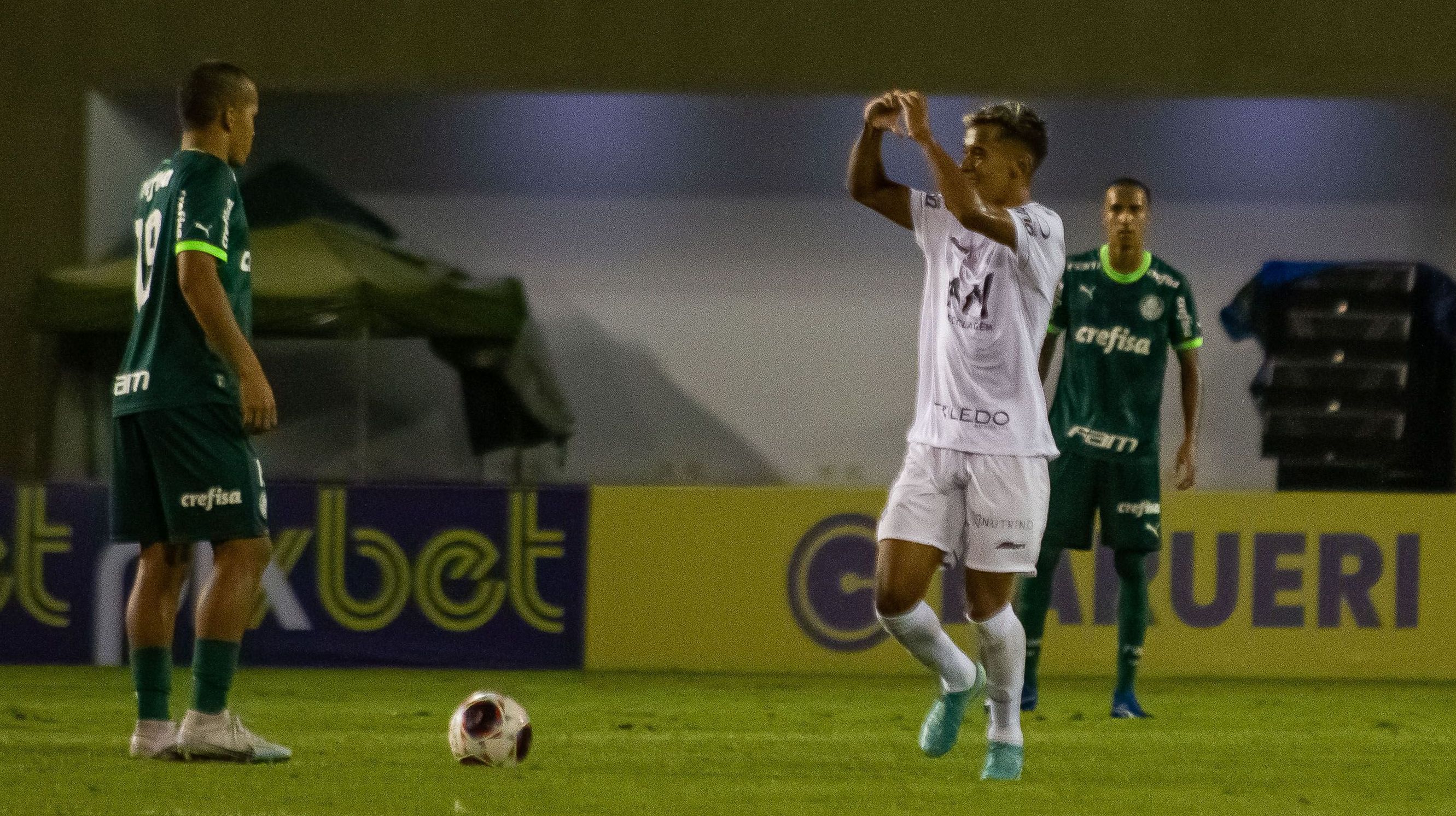 Jean Tadeu comemora o gol da vitória histórica do Aster na Copinha, eliminando o favorito Palmeiras