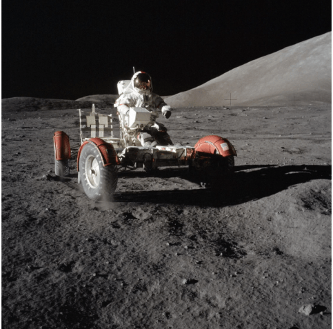 O astronauta Eugene A. Cernan dirigiu um veículo lunar na superfície lunar durante a missão Apollo 17 em 1972. Ele ainda está na Lua mais de 50 anos depois. / Reprodução/NASA/JSC