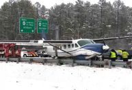 Avião com 7 pessoas faz pouso de emergência em estrada nos EUA