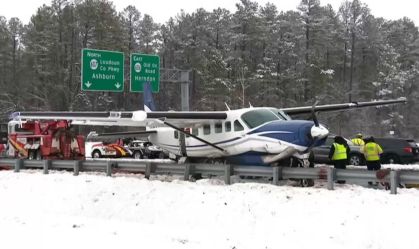 Avião com 7 pessoas faz pouso de emergência em estrada nos EUA