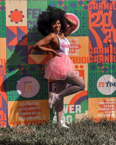 Estética "barbiecore" é uma das grandes apostas para o Carnaval / Reprodução/Regianne Ahadi/Instagram