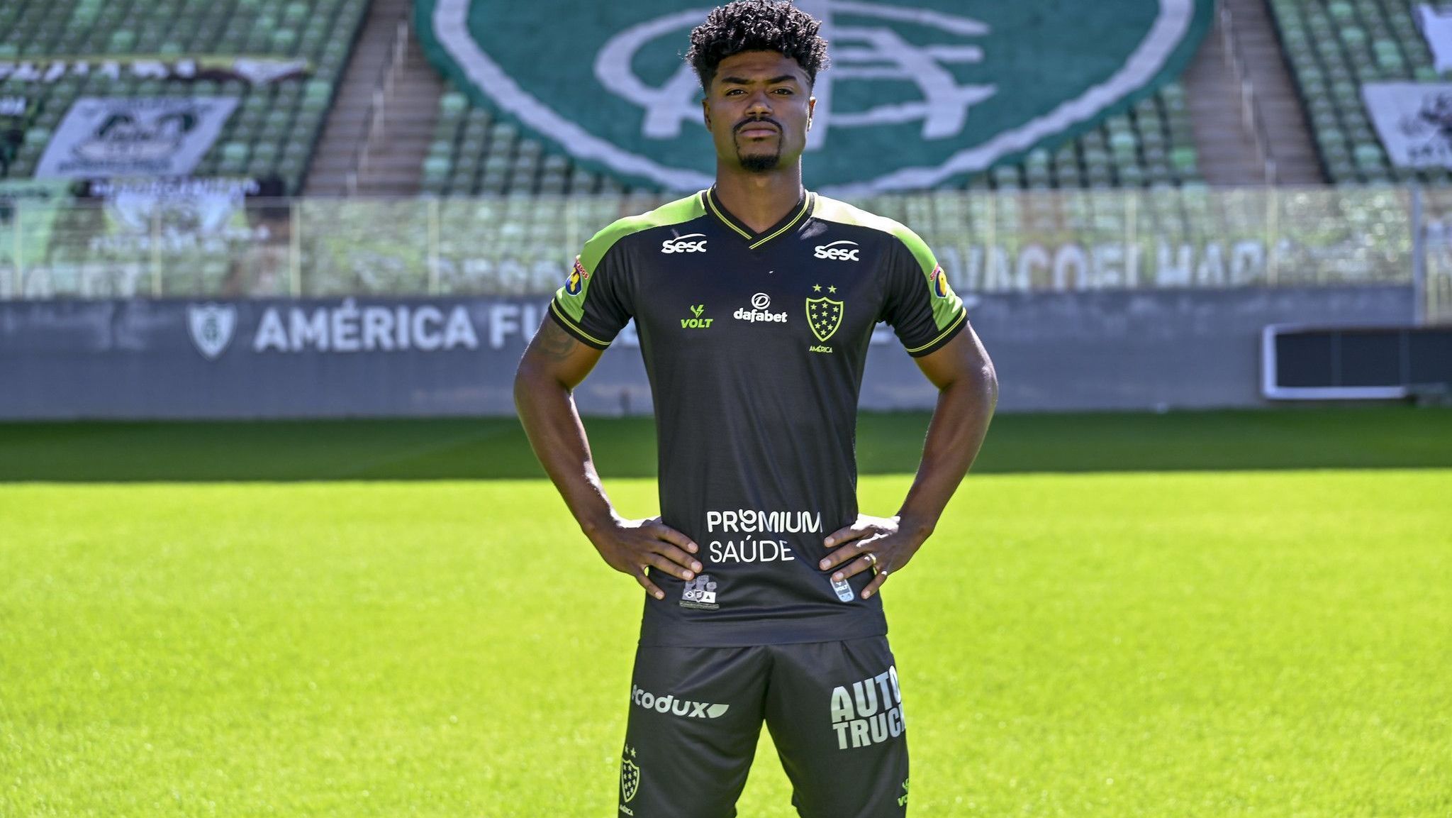 Eduardo Bauermann com a camisa do América-MG