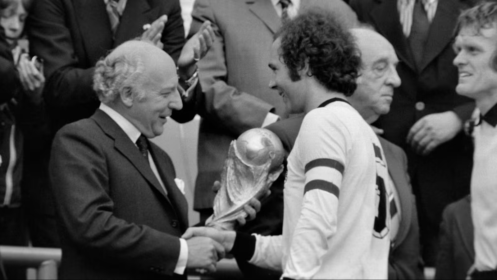 Beckenbauer recebe o troféu de campeão do mundo em 1974