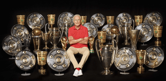 Beckenbauer com taças conquistadas no Bayern