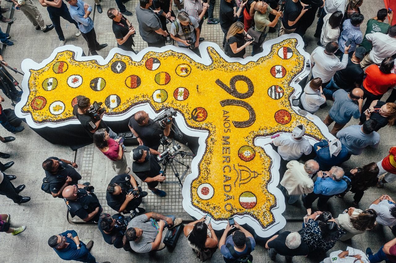 Bolo gigante do Mercadão no aniversário de 469 anos da cidade de São Paulo, em 2023