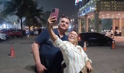 Apoiadora "sósia" de Janja tira foto com Bolsonaro; veja o momento