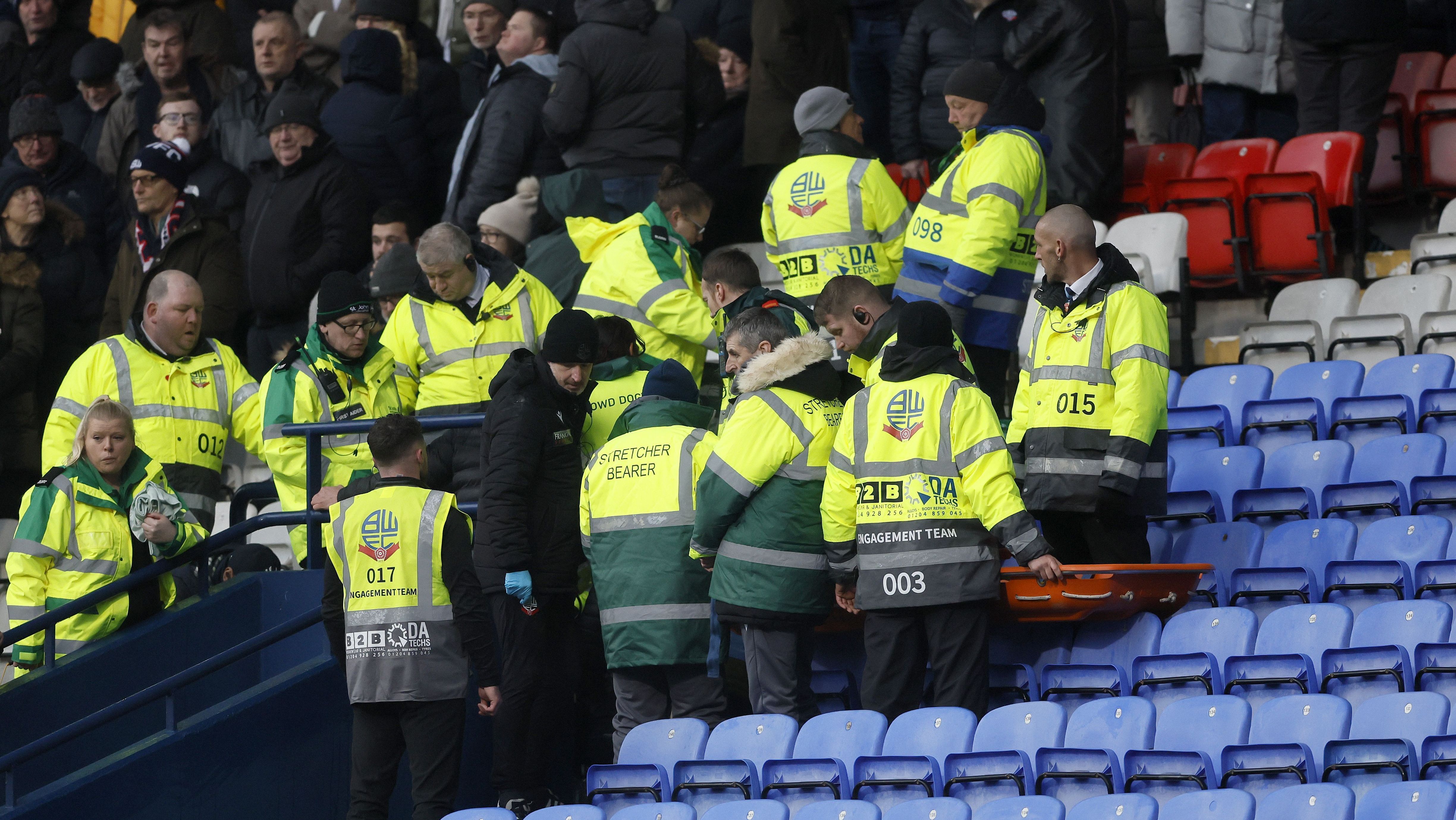 Equipe médica atende o torcedor que passou mal em Bolton x Cheltenham