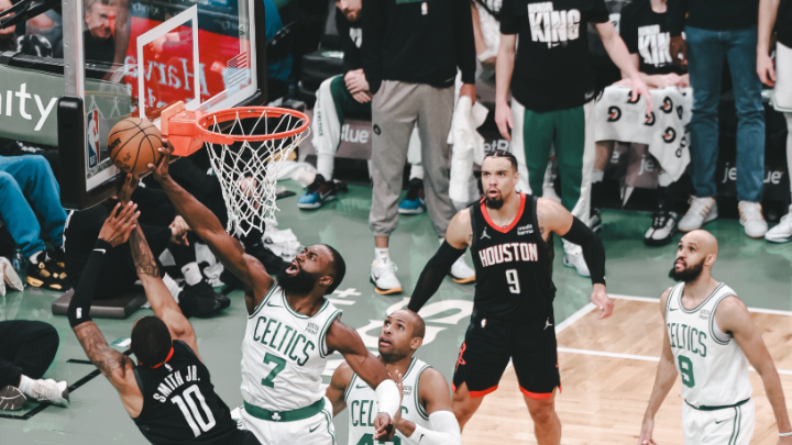 Toco de Jaylen Brown em mais uma vitória dos Celtics em casa