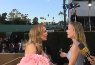 Brie Larson chora ao encontrar Jennifer Lopez no Globo de Ouro