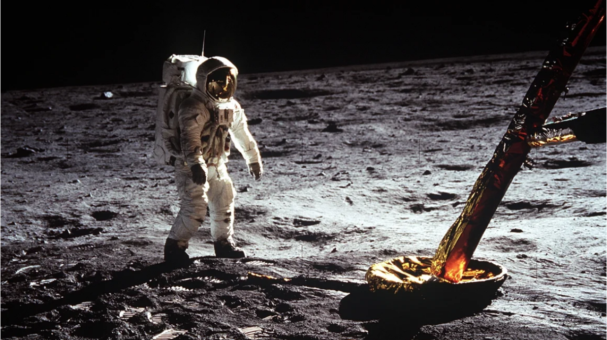 O astronauta Buzz Aldrin caminhando na superfície da Lua durante a missão Apollo 11