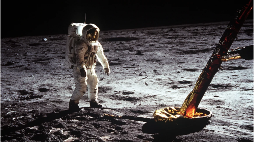 O astronauta Buzz Aldrin caminhando na superfície da Lua durante a missão Apollo 11