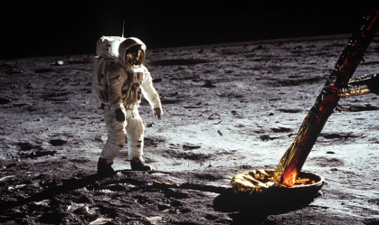 O astronauta Buzz Aldrin caminhando na superfície da Lua durante a missão Apollo 11