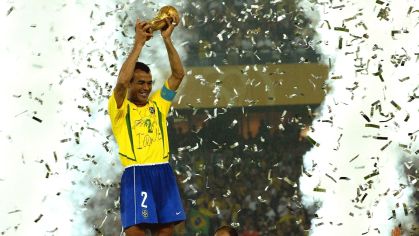 Cafu levanta a taça da Copa do Mundo de 2002