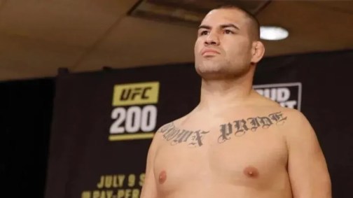 Cain Velasquez está atuando como corner e treinador de Gabriel Benitez