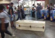 Três pessoas tentam entrar com caixão em metrô de Salvador