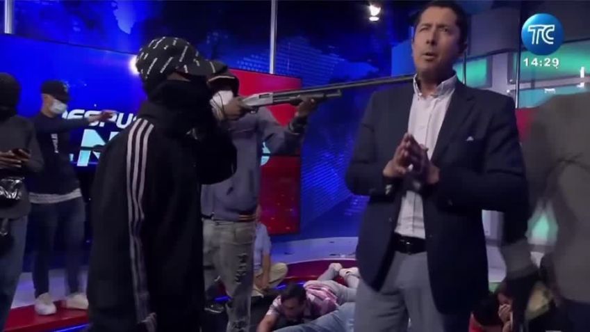 Jose Luis Calderón durante invasão armada à TV em Guayaquil / TC Televisión
