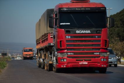 Caminhões trafegam em rodovia no Distrito Federal