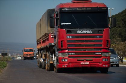 Caminhões trafegam em rodovia no Distrito Federal
