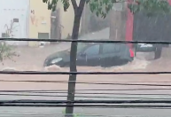 Chuva em MG deixa ruas alagadas, arrasta carros e água invade casas; veja