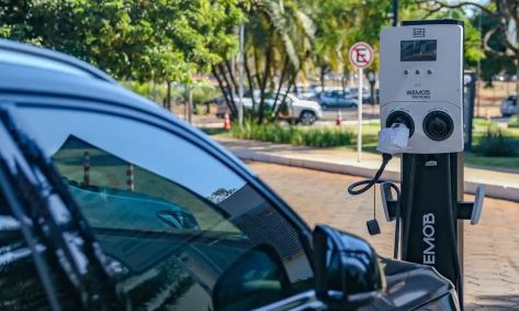 Carro elétrico sendo abastecido
