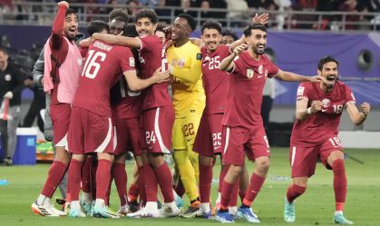 Seleção do Catar comemora vitória sobre a China, a terceira em três jogos